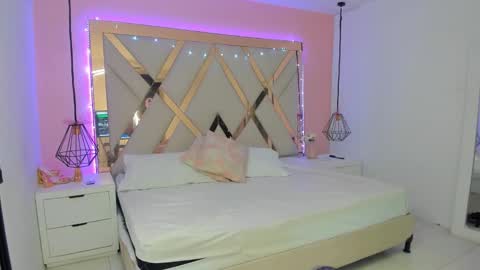 laura  online show from February 16, 7:56 pm