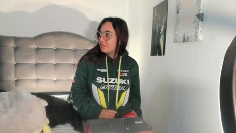 lauraohana online show from December 3, 1:47 am