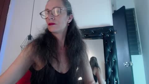 Laura Sofia online show from February 11, 4:00 pm