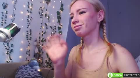 Mia online show from April 15, 11:24 am