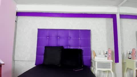 leamoreau__ online show from October 19, 11:15 am