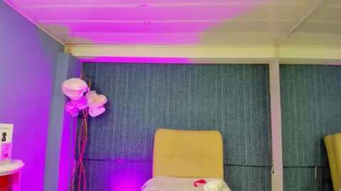 leamoreau__ online show from December 21, 1:06 pm