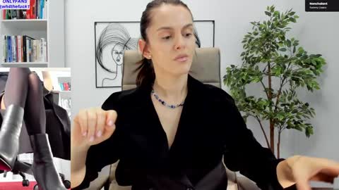 Elle  online show from January 16, 8:45 am