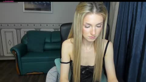 Leila Morriss online show from December 9, 1:18 am