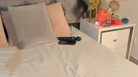 Leizathompson online show from October 28, 9:27 pm