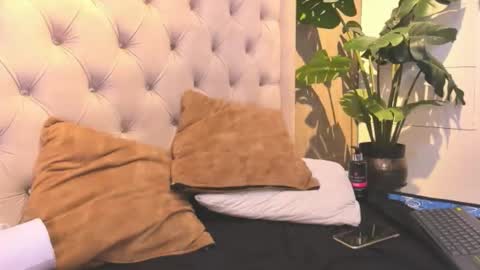 leohard_ online show from March 14, 12:42 pm