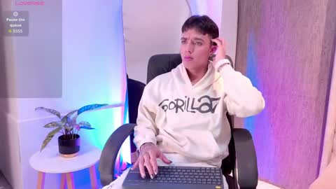 leohard_ online show from April 13, 1:54 am