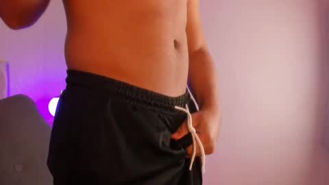 leon_thomas_ online show from February 10, 11:19 pm