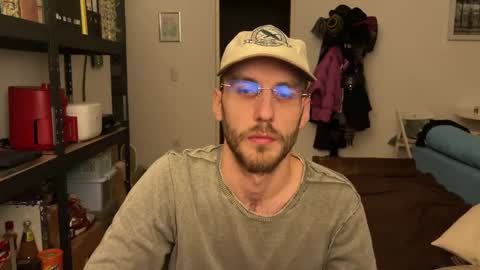 Leon online show from December 3, 4:40 pm