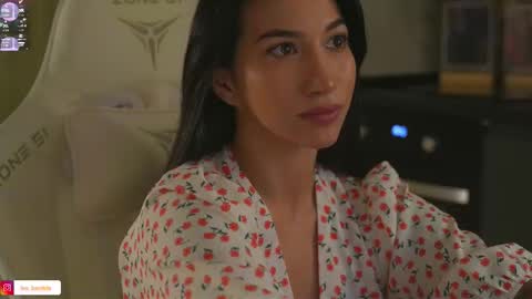 Leora online show from November 14, 4:09 pm