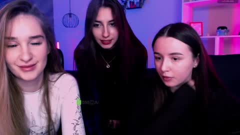 leslie_bird online show from March 25, 10:22 am