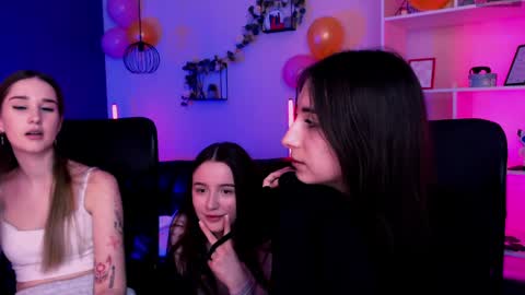 leslie_bird online show from April 1, 1:41 pm