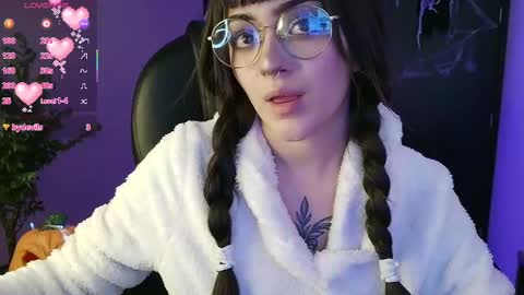Snapshot of lessboobs_gh chatting on October 1, 6:29 pm Less  online show from October 1, 6:29 pm