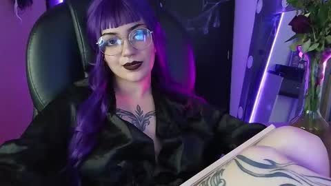 Snapshot of lessboobs_gh chatting on October 22, 6:31 pm Less  online show from October 22, 6:31 pm
