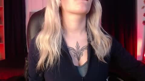 Snapshot of lessboobs_gh chatting on March 12, 6:00 pm Less  online show from March 12, 6:00 pm