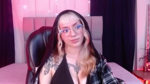 Snapshot of lessboobs_gh chatting on February 5, 2:59 pm Less  online show from February 5, 2:59 pm