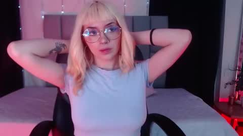 Snapshot of lessboobs_gh chatting on February 11, 11:20 am Less  online show from February 11, 11:20 am