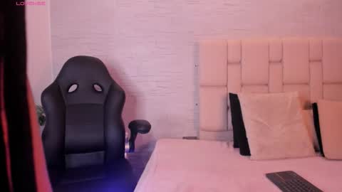 Less Lee online show from February 2, 11:50 am