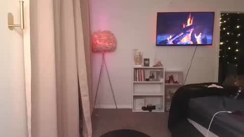 lexxiloulou online show from December 3, 4:35 am