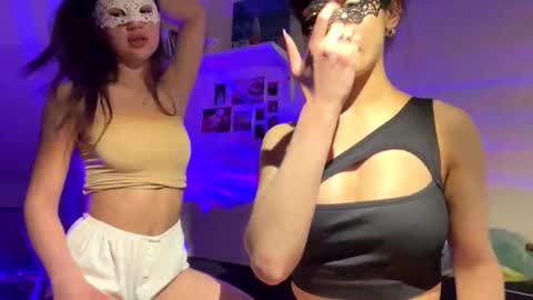 Leyla and Mia online show from February 1, 8:39 pm