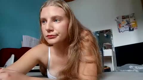 lia06_ online show from October 5, 2:13 pm