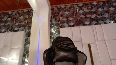 lia_mariana online show from October 31, 6:30 pm