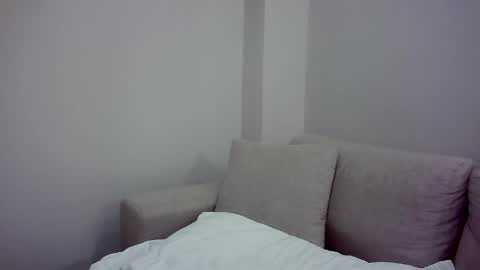 Lia Divina online show from April 4, 8:05 pm