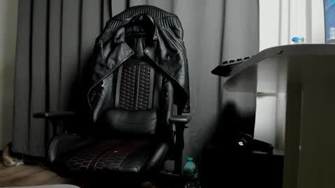 Liam online show from December 7, 6:59 am