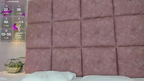 liavelez_ online show from April 11, 1:37 pm