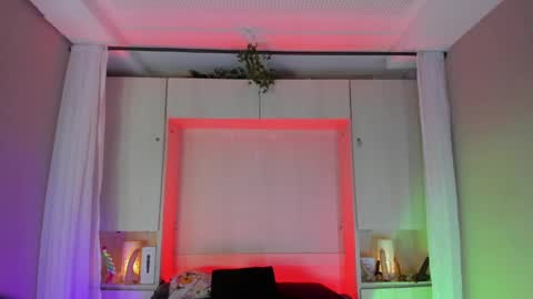         online show from April 13, 11:47 am