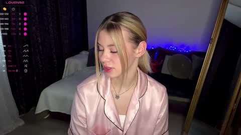 Snapshot of lil_elisa chatting on October 24, 12:06 pm Elisa  online show from October 24, 12:06 pm