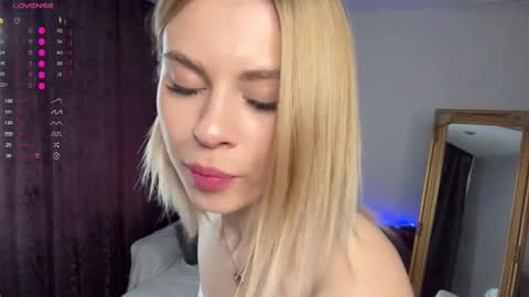 Snapshot of lil_elisa chatting on October 17, 10:52 am Elisa  online show from October 17, 10:52 am