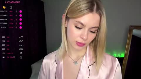 Snapshot of lil_elisa chatting on October 15, 10:38 am Elisa  online show from October 15, 10:38 am