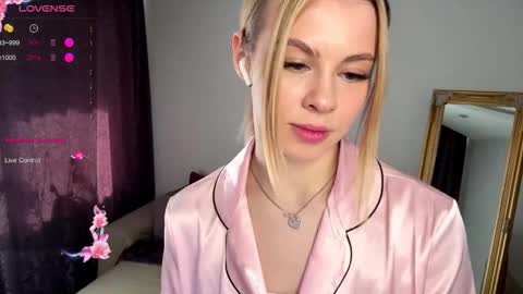 Snapshot of lil_elisa chatting on October 6, 10:11 am Elisa  online show from October 6, 10:11 am