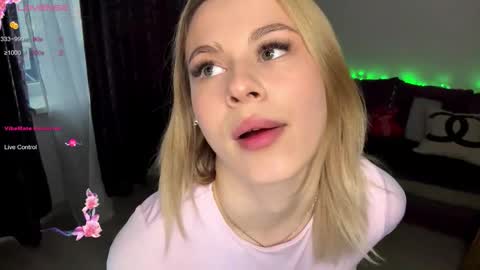 Snapshot of lil_elisa chatting on October 8, 9:26 am Elisa  online show from October 8, 9:26 am