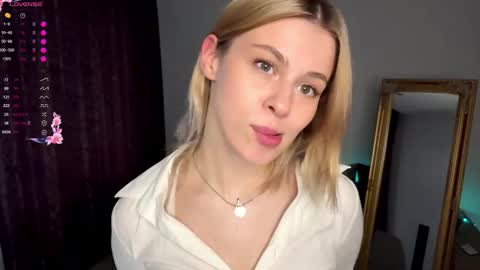 Snapshot of lil_elisa chatting on September 22, 11:03 am Elisa  online show from September 22, 11:03 am