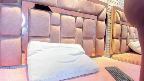 LILIAN  online show from November 21, 8:29 pm