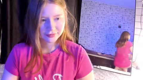 Snapshot of lillie_berry chatting on October 5, 5:27 am lillie_berry online show from October 5, 5:27 am