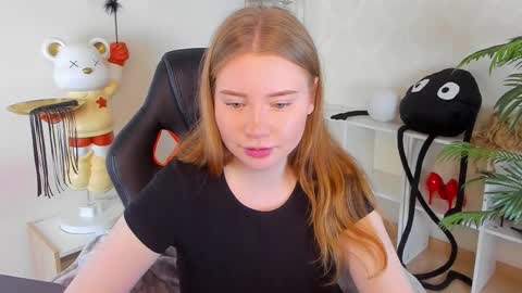 Snapshot of lillie_berry chatting on October 18, 6:06 am lillie_berry online show from October 18, 6:06 am