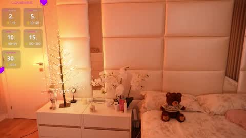 Lilly Colins online show from February 7, 7:39 pm