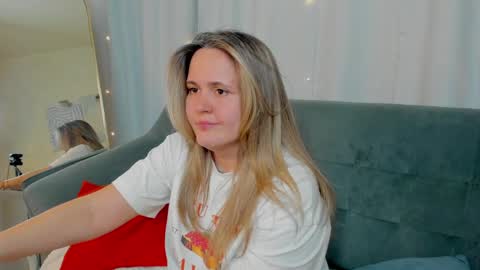 Lily online show from April 1, 1:41 pm