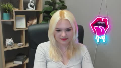 Lily online show from March 19, 7:36 am