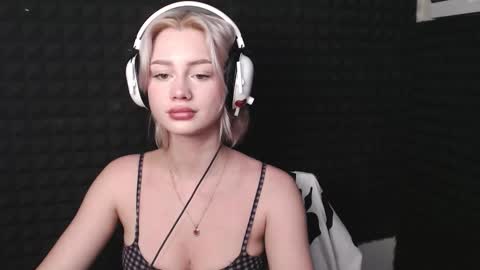 linacute52 online show from November 5, 7:27 pm