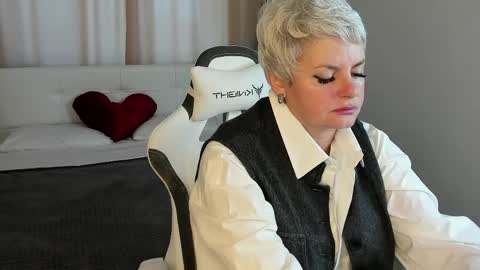 Linda Zefir online show from April 11, 1:43 am