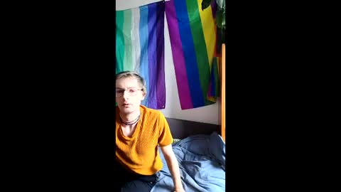 linushugebttm420 online show from April 21, 12:23 pm