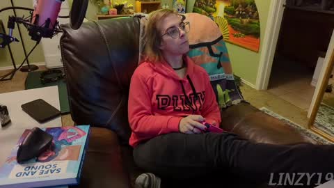 Linzy19 online show from February 3, 4:25 am