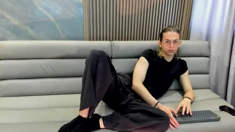 Lior evan online show from November 27, 11:51 am