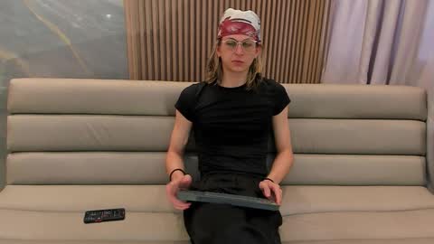 Lior evan online show from November 24, 11:31 am