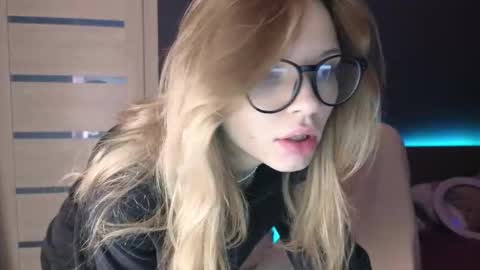 Snapshot of litabrom chatting on October 18, 2:05 am Lena online show from October 18, 2:05 am