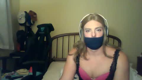 cagedsissy online show from April 14, 9:40 pm